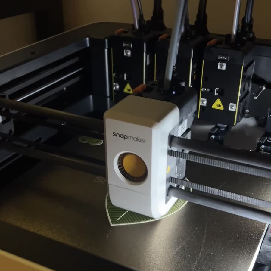 Yaprak parçasının çok renkli 3D yazıcıda üretim aşaması